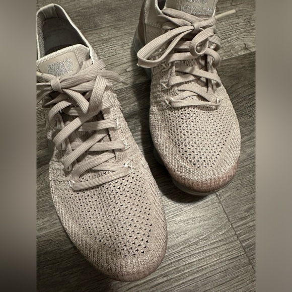 Like new NIKE vapormax women’s runners US 7.5 - Picture 3 of 7